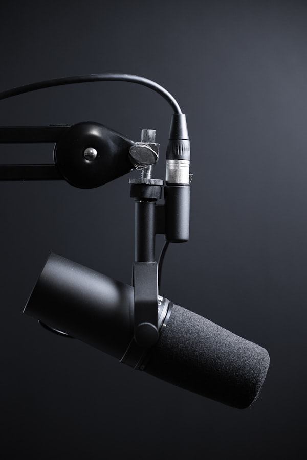 Setup de microphones de studio haut de gamme installés sur un bras articulé